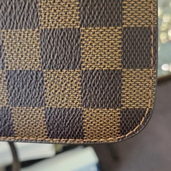 Louis Vuitton Brown Wallet with Iconic Damier Pattern - Picture 5 of 8